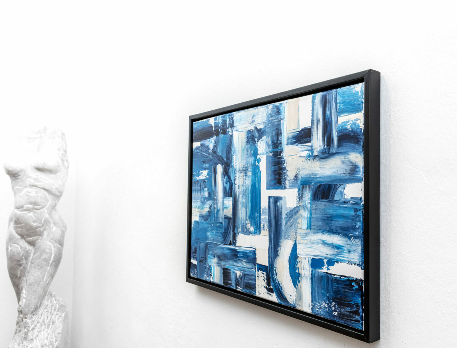 Bild mit blauen große Streifen, schwarzer Rahmen, weiße Marmorskulptur, weiblicher Torso